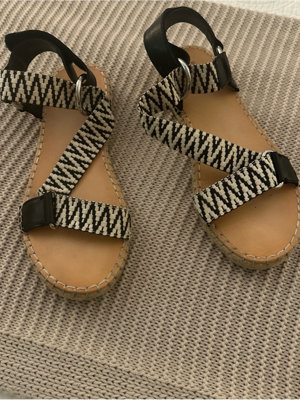 FRYE AND CO. Black & White Woven Strap Sandals